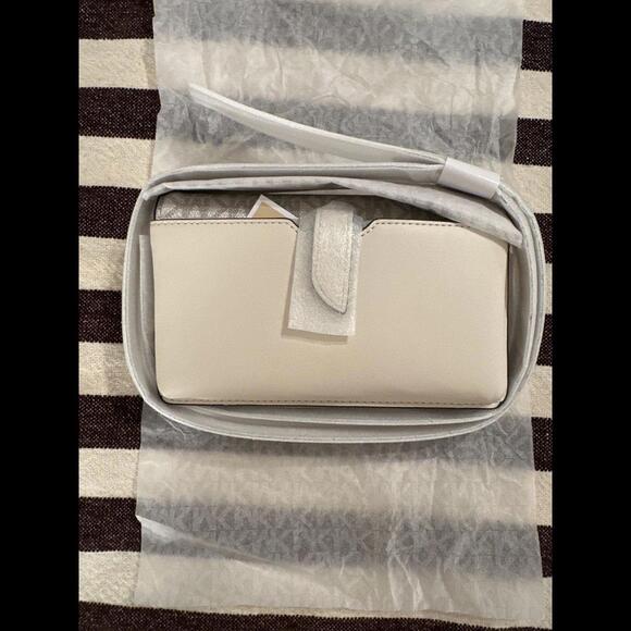 Jet Set Small Logo Smartphone Convertible Crossbody Bag - Picture 3 of 3